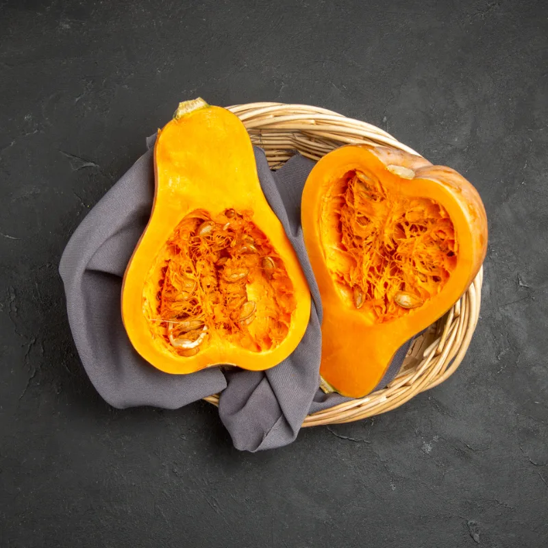 Ingrédients pour réaliser une tarte tatin au butternut Ingrédients de recette, pour une tarte tatin de butternut à la tome des Bauges et noix