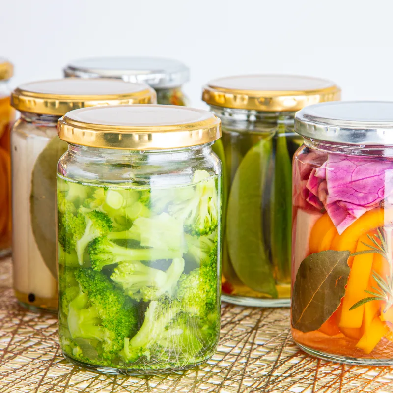 Des bocaux de légumes au vinaigre