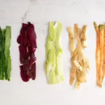 Epluchures de légumes : carotte, pomme de terre, betterave et concombre pour un article anti-gaspi