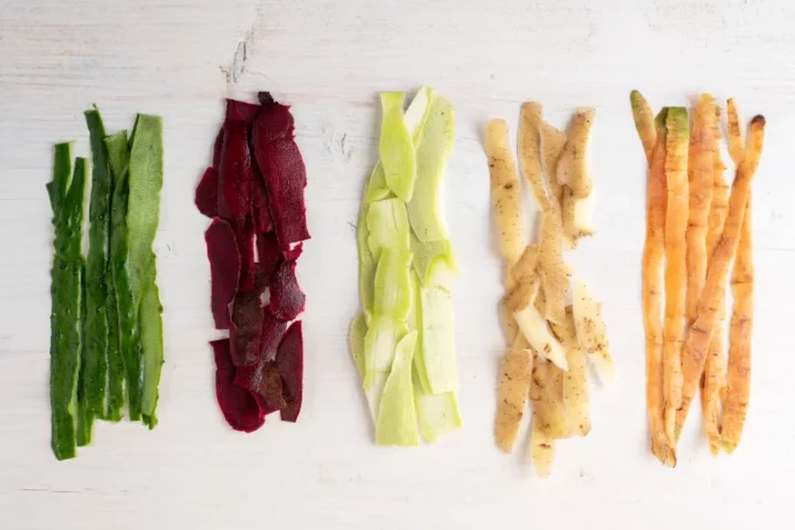 Epluchures de légumes : carotte, pomme de terre, betterave et concombre pour un article anti-gaspi