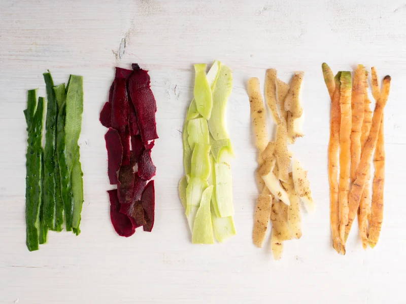 Epluchures de légumes : carotte, pomme de terre, betterave et concombre pour un article anti-gaspi