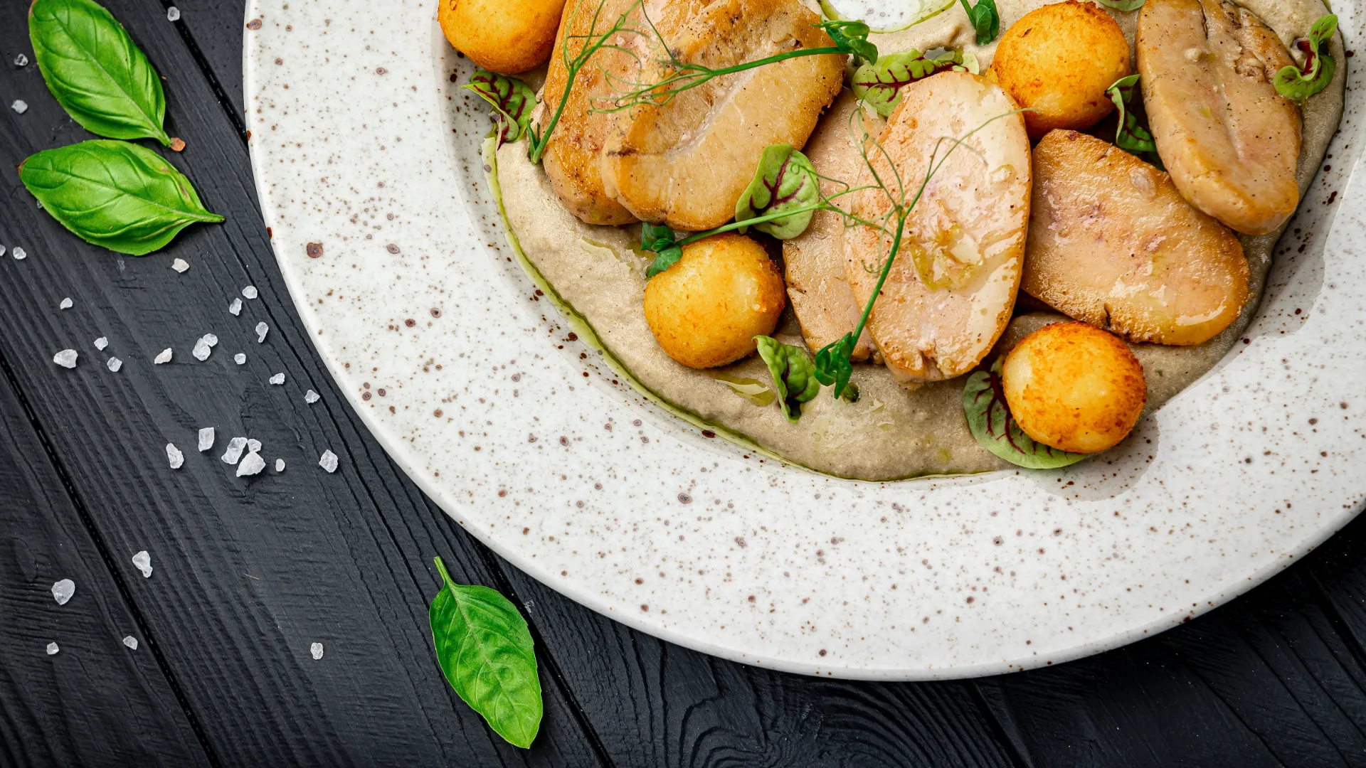 Foie gras poêlé servi sur écrasé de céleri-rave et champignons des montagnes